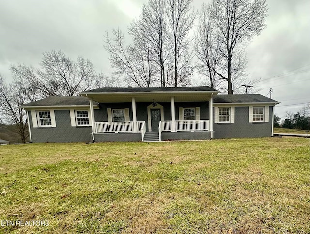 view of front of property featuring a porch and a front yard