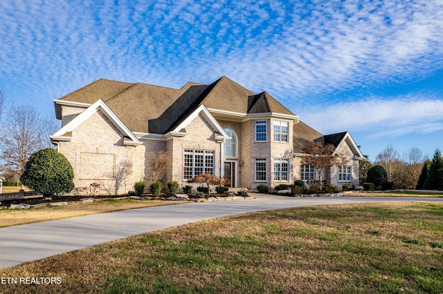 view of front of property featuring a front lawn