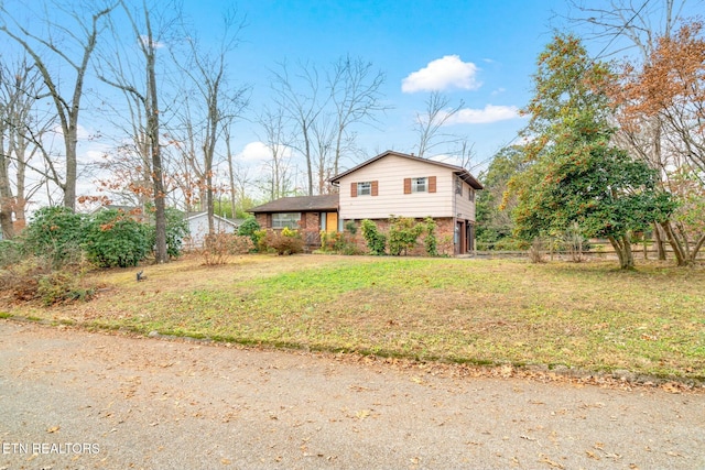 view of front of property with a front yard