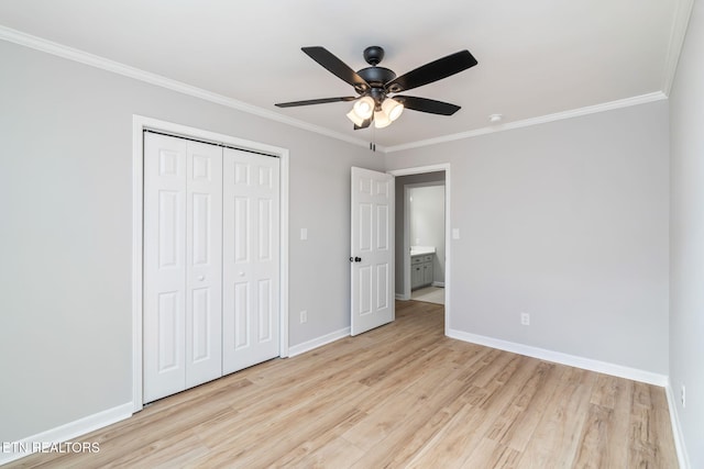 unfurnished bedroom featuring ceiling fan, a closet, crown molding, and light hardwood / wood-style flooring