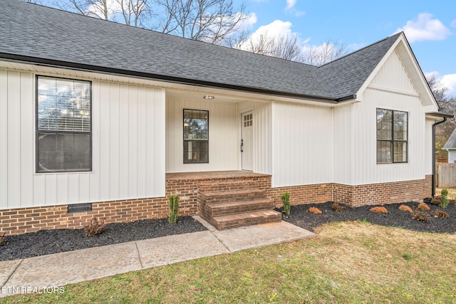 view of front of home featuring a front yard