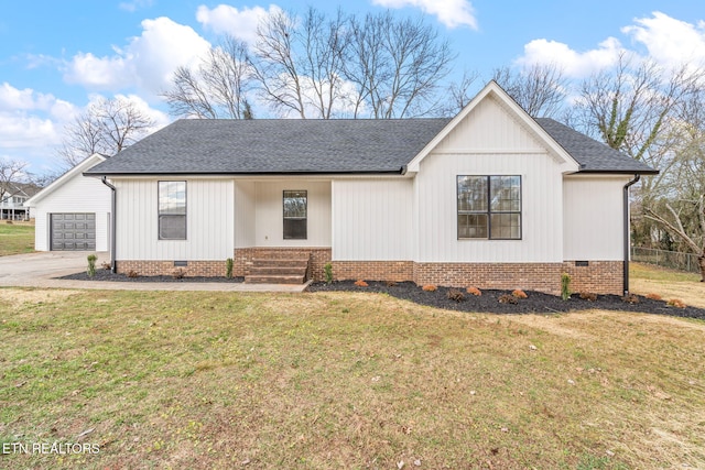 view of front facade featuring a garage and a front lawn
