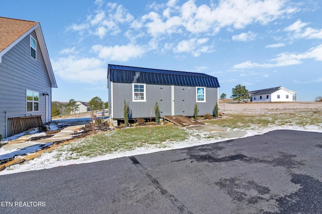 view of front of home with an outdoor structure