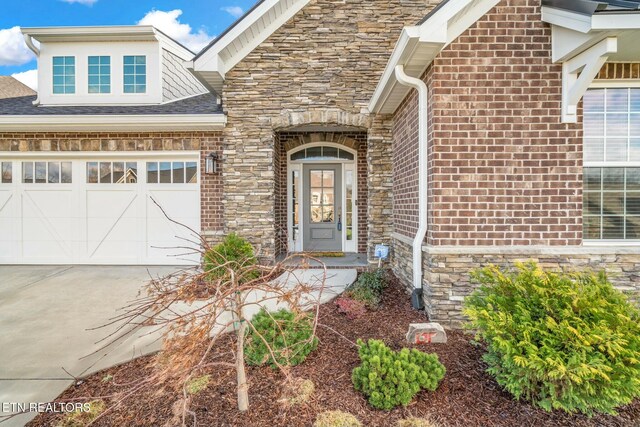 330 Kendall Hunt St, Knoxville, TN 37934 - doorway to property featuring a garage