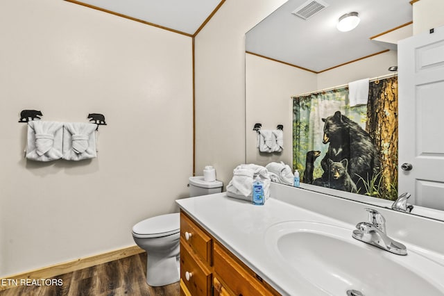 bathroom featuring hardwood / wood-style floors, vanity, crown molding, a shower with shower curtain, and toilet