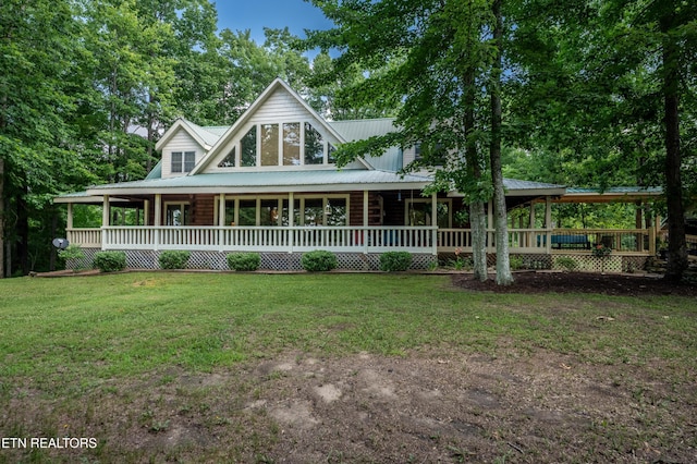 farmhouse inspired home featuring a porch and a front yard