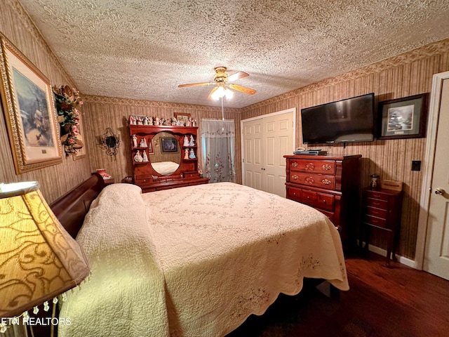 bedroom featuring ceiling fan and a closet