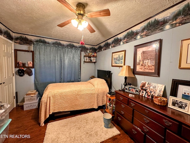 bedroom featuring a textured ceiling, dark hardwood / wood-style floors, and ceiling fan