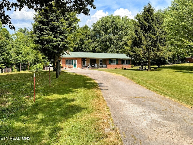 single story home featuring a front lawn