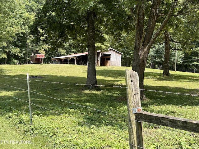 view of yard with an outbuilding