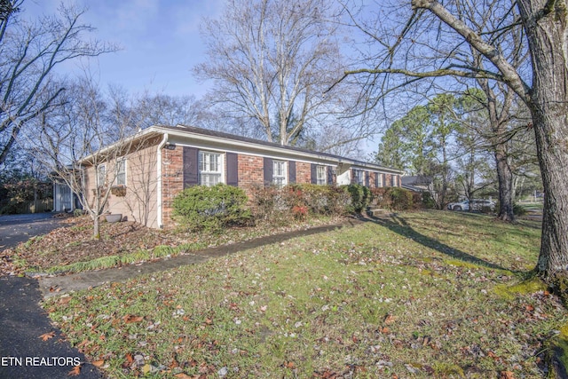 ranch-style home with a front yard