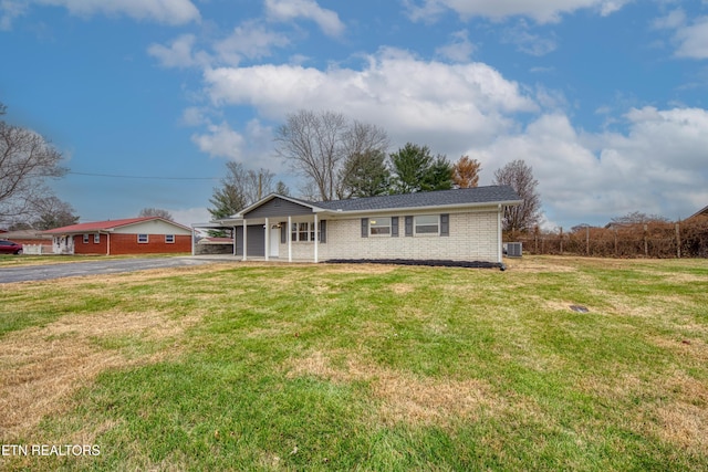 single story home with a front lawn