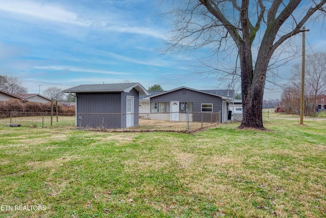 view of yard featuring a storage unit