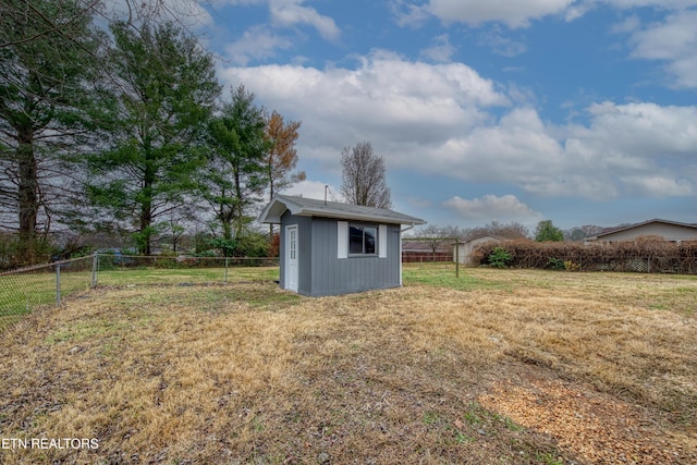 view of yard featuring a storage unit