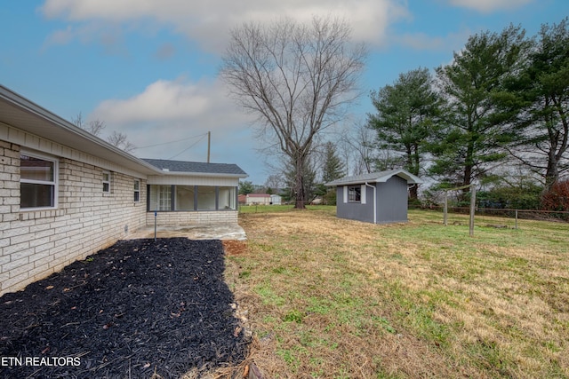 view of yard featuring a shed