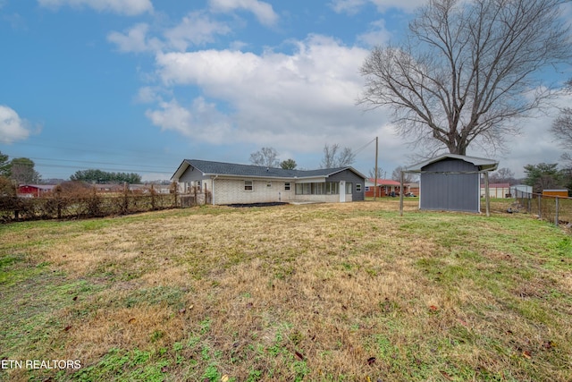 view of yard featuring a storage shed