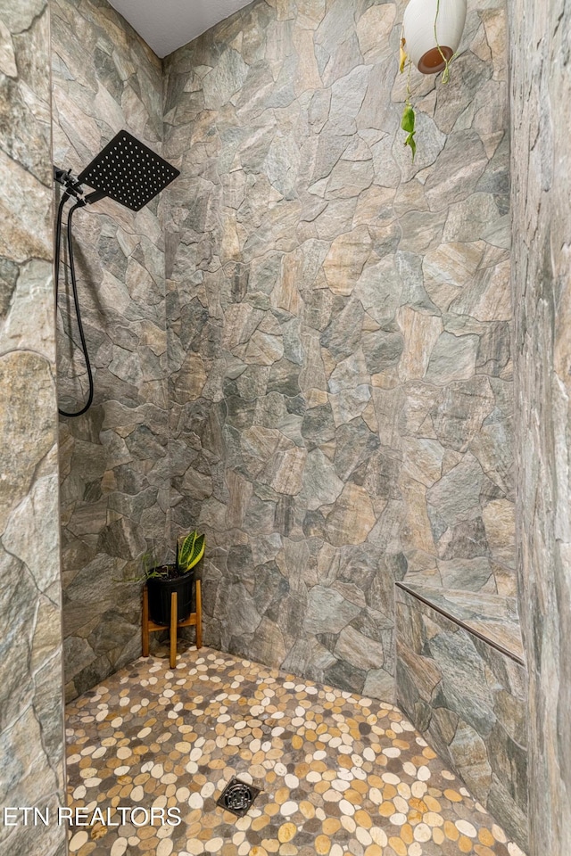 bathroom featuring a tile shower