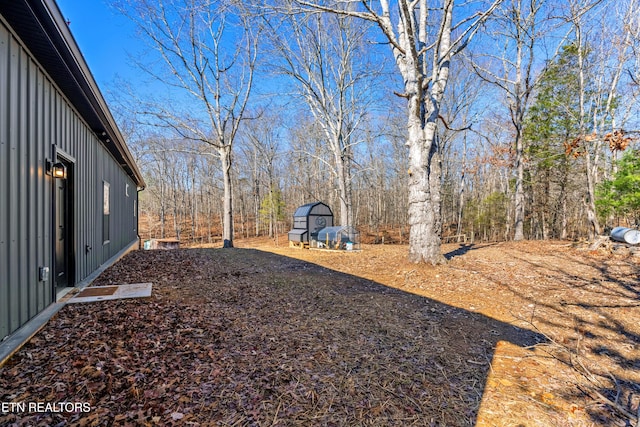 view of yard with a shed