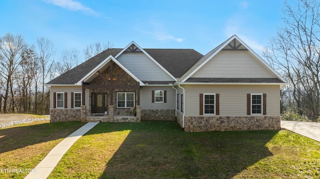 craftsman inspired home featuring a front lawn