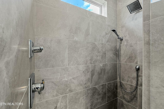 bathroom featuring tiled shower