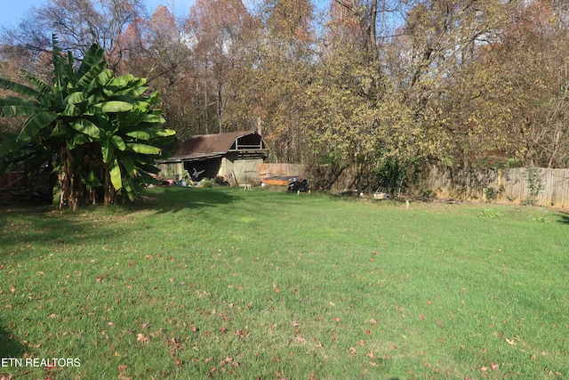 view of yard featuring an outbuilding