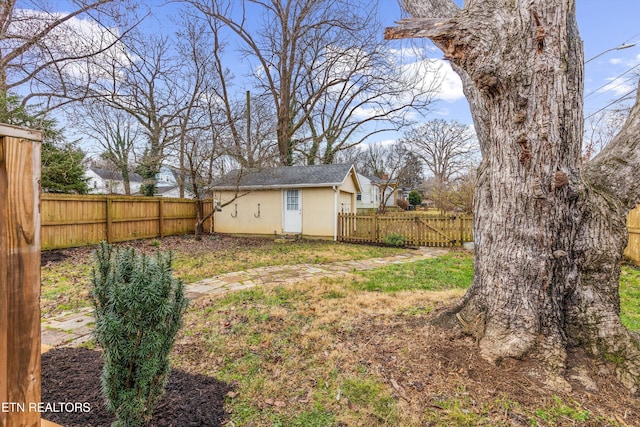 view of yard with an outbuilding