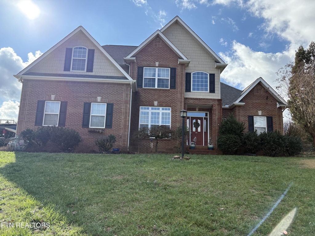 view of front facade with a front lawn