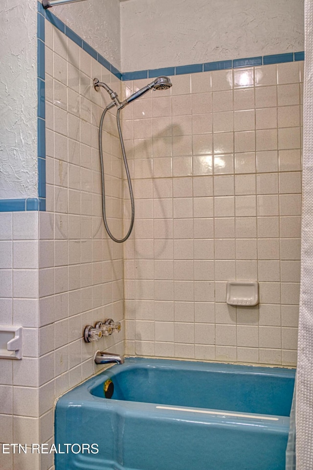 bathroom featuring shower / bath combo with shower curtain