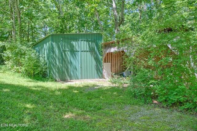 view of outdoor structure featuring a yard