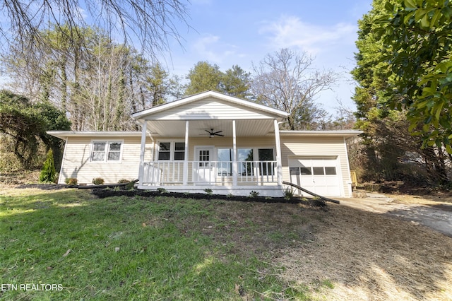 view of front facade featuring ceiling fan, a porch, a garage, and a front yard