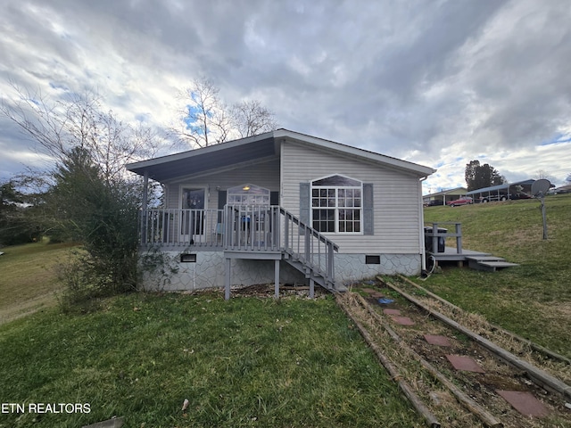 view of front of home featuring a front yard