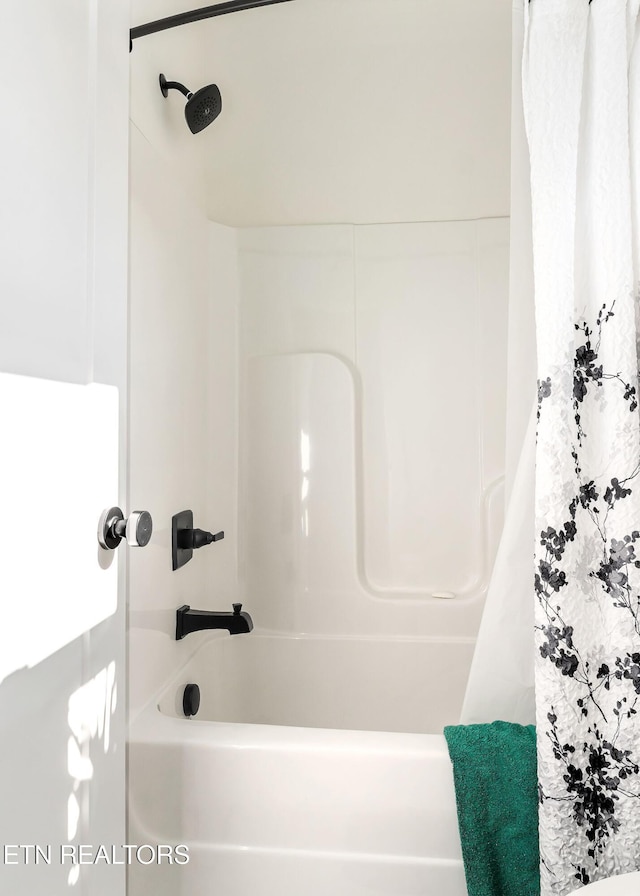 bathroom featuring shower / bath combo