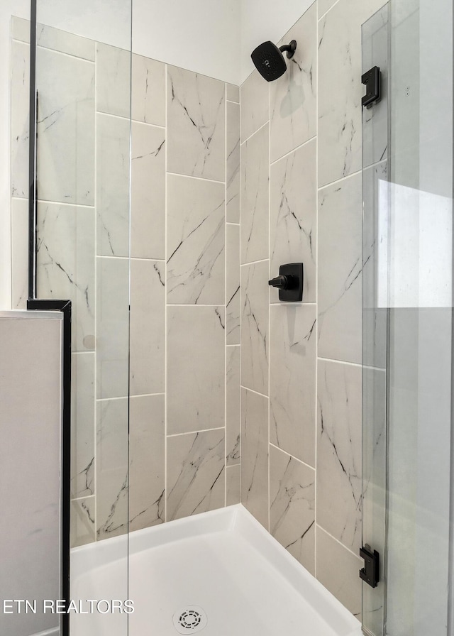 bathroom featuring tiled shower