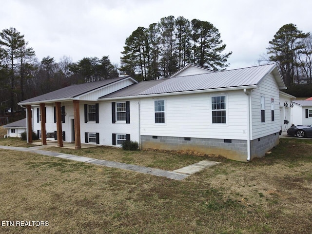 view of front of house with a front lawn