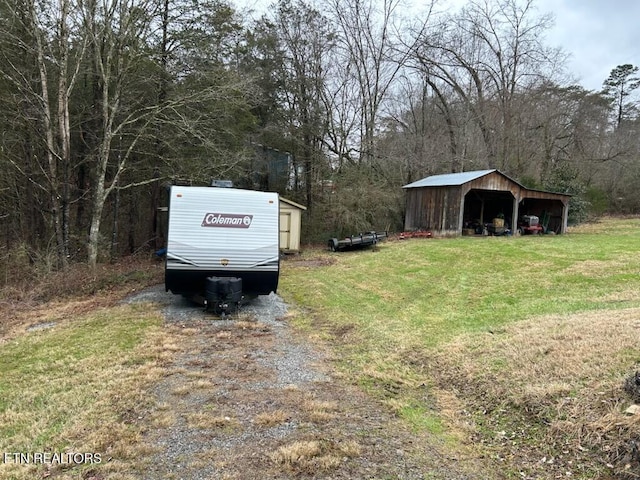 view of yard featuring an outbuilding