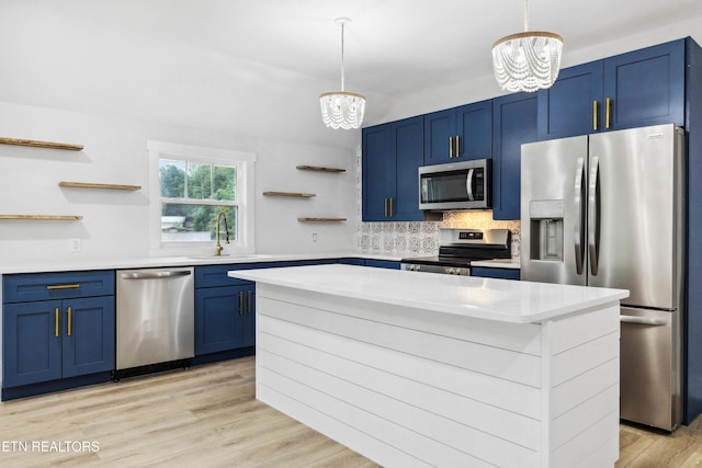 kitchen with stainless steel appliances, an inviting chandelier, tasteful backsplash, and sink