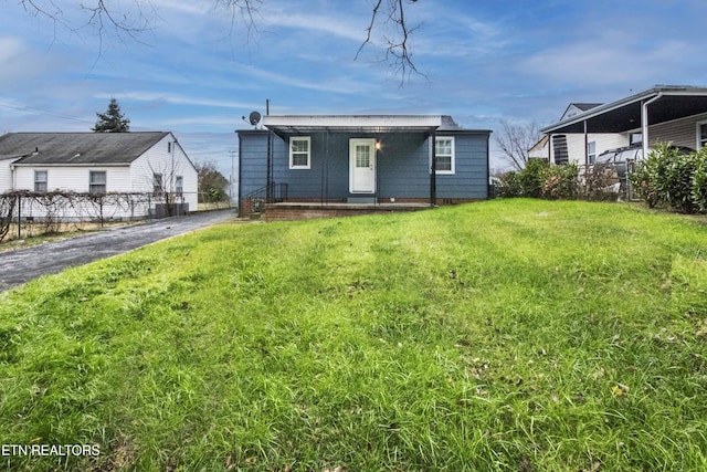 view of front of house featuring a front yard