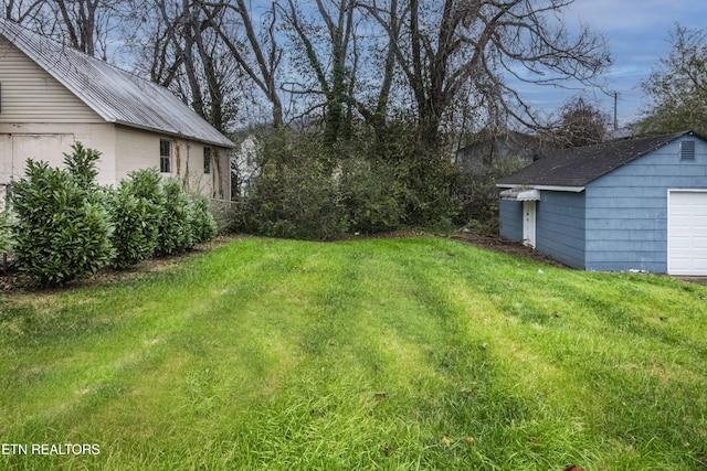 view of yard with an outbuilding