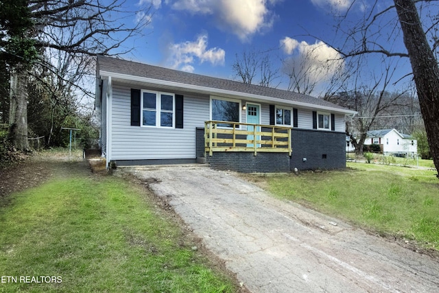 single story home featuring a front yard