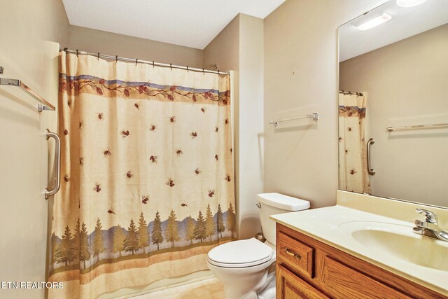 bathroom with a shower with curtain, vanity, and toilet