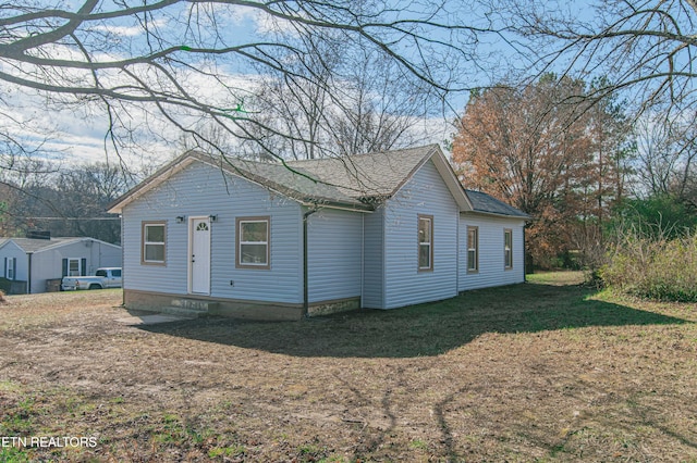 view of front of property with a front lawn