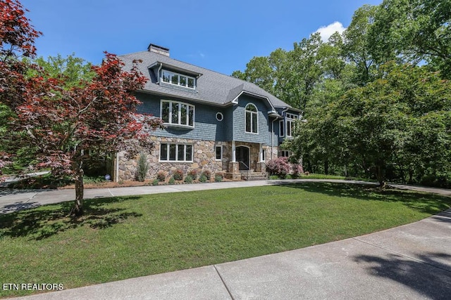 view of front of house featuring a front lawn