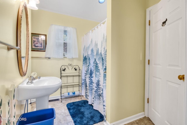 bathroom featuring curtained shower and crown molding