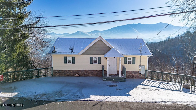 view of front facade featuring a mountain view