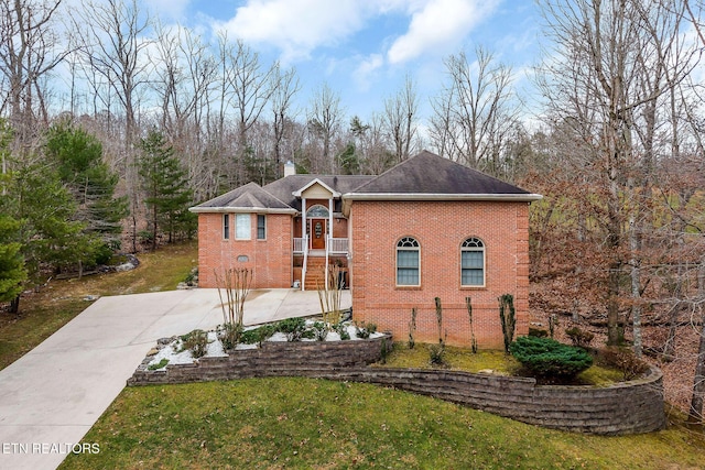 view of front of property featuring a front yard