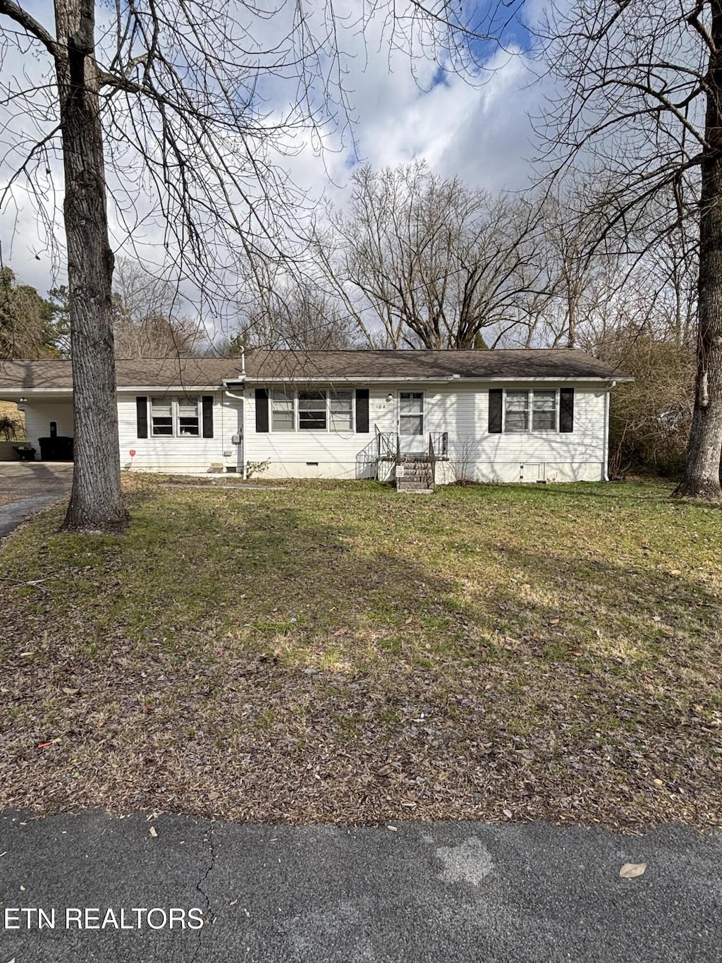 ranch-style home with a front lawn