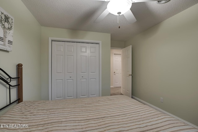 bedroom featuring ceiling fan, a closet, and a textured ceiling