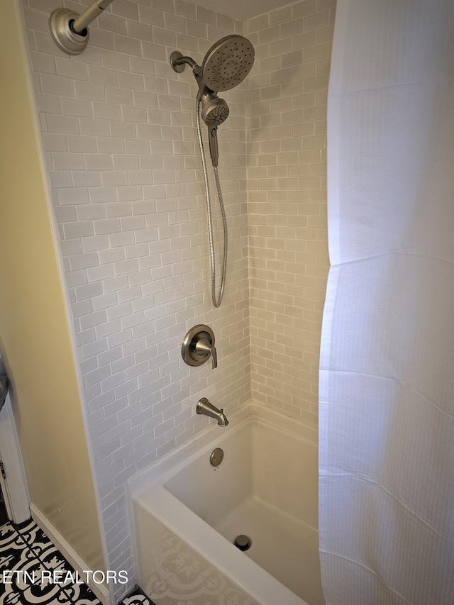 bathroom featuring tiled shower / bath