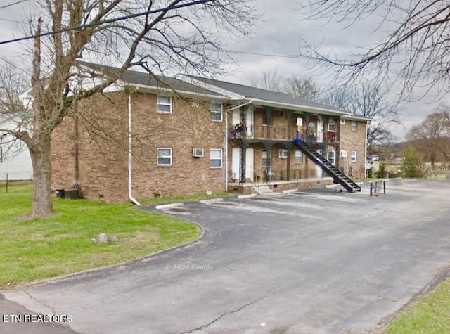 view of front of home featuring a front lawn