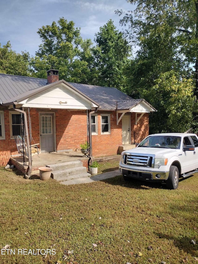 view of front of property featuring a front lawn